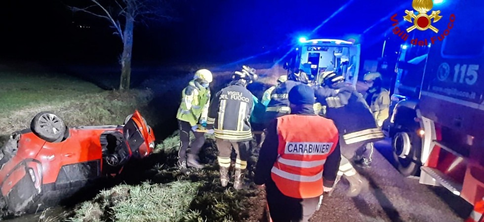 Esce di strada e si ribalta con l'auto nel fossato: estratto dall'abitacolo il conducente ferito